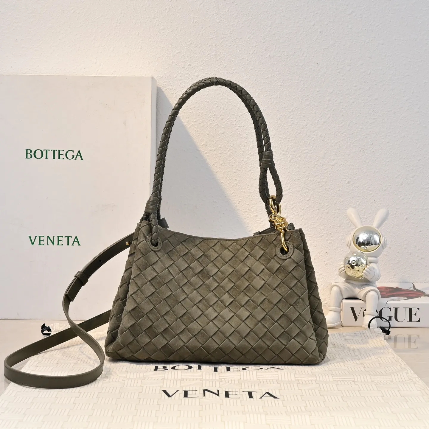 Batch 2060 BOTTEGA VENETA2025 new autumn medium suede parachuta has a unique appearance with the iconic metal knot, and a whole piece of leather folds the four corners into a parachute shape! The exquisite Knot metal buckle is like putting jewelry on a bag. It is high-end and elegant. Its super capacity can hold all your things! The overall effect of this bag is very different from before. It is neither too delicate to provide a large capacity nor too bulky because of its practicality. It simply provides a perfectly suitable bag for casual and simple people👜 Style number: 5921 Size: 29.5*18.5*17.5cm